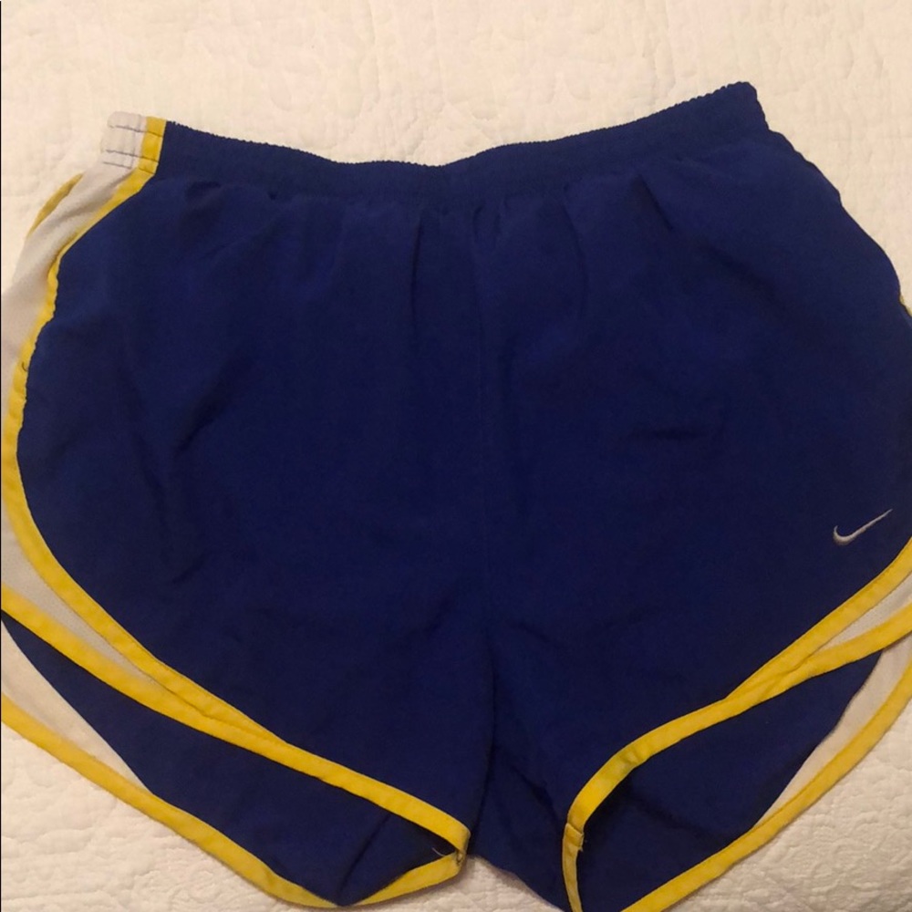 Nike shorts size medium